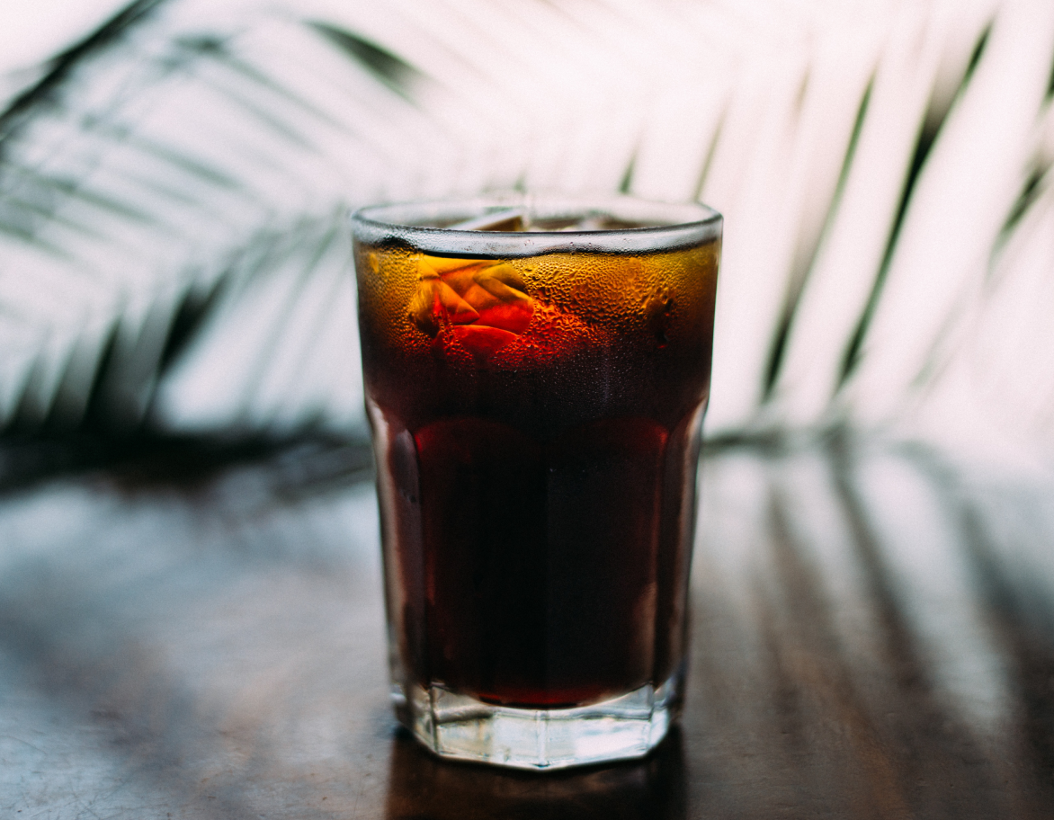 Прозрачный стакан с черным кофе и льдом